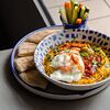Фото к позиции меню Хумус с яйцом пашот, питой и овощными палочками