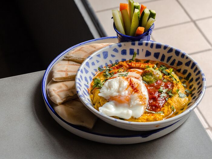 Хумус с яйцом пашот, питой и овощными палочками