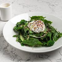 Зеленый салат с яйцом пашот и соусом из артишоков