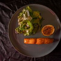 Стейк лосося с микс-салатом