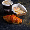 Фото к позиции меню Комбо-завтрак Капучино, сырники и круассан с малиной
