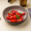 Фото к позиции меню Сезонные томаты с красным луком и базиликом