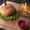 Фото к позиции меню Бургер мраморный с говяжьей котлетой (Halal) с картофелем фри