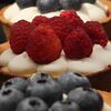 Фото к позиции меню Тарталетка постная со свежей ягодой малины