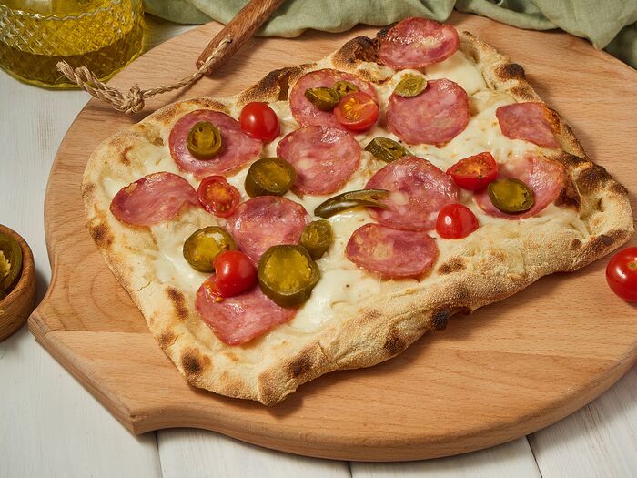 Пицца римская Сальчичон
