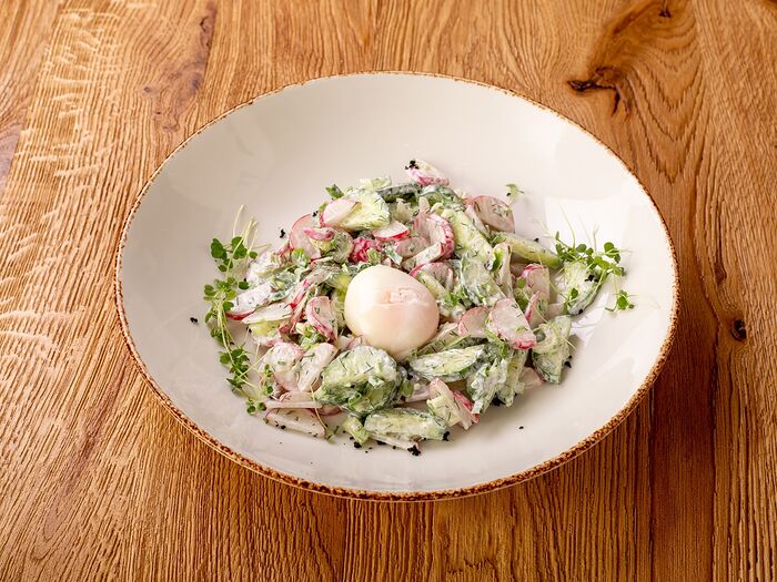 Салат с редисом, огурцом и яйцом пашот