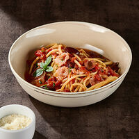 Спагетти аматричиана с копченой грудинкой и оливками каламата