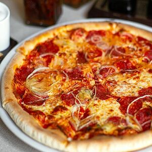 Пицца с горгонзолой, салями и луком
