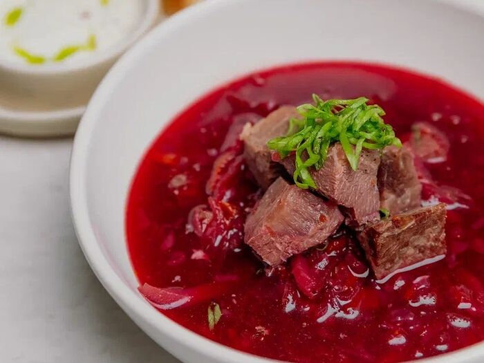 Красный суп из брюквы с щечками теленка