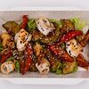 Фото к позиции меню Тайский салат с курицей, креветкой и цукини