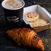 Фото к позиции меню Комбо-завтрак Капучино с сырниками и круассаном с шоколадом