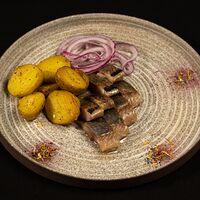Филе олюторской сельди слабой соли с мини-картофелем, поджаренным на растительном масле