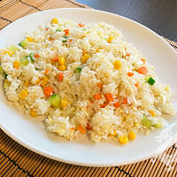 Рис жареный с кукурузой и яйцом