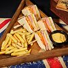 Фото к позиции меню Клаб-сэндвич с ветчиной и сыром с картофелем фри
