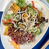 Фото к позиции меню Сычуаньский салат с говядиной, чили и мятой