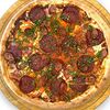 Фото к позиции меню Пицца с охотничьими колбасками и дымным соусом барбекю L