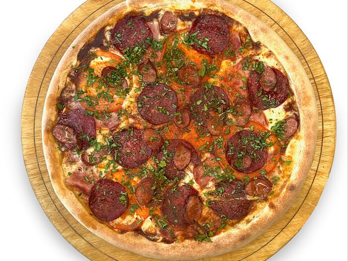 Пицца с охотничьими колбасками и дымным соусом барбекю L