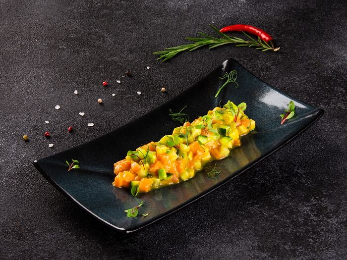 Тартар из лосося с манговым соусом