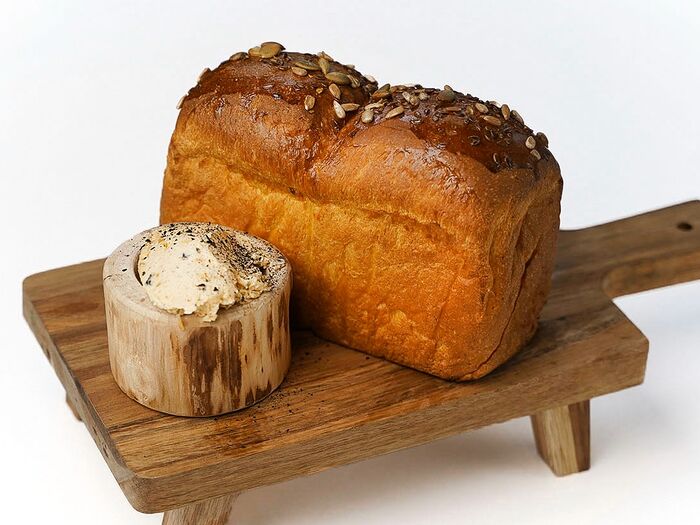 Теплый тыквенный хлеб с маслом из жженых овощей