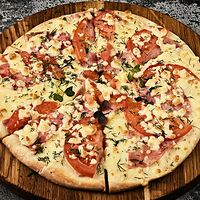 Пицца с ветчиной и томатами