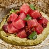 Фото к позиции меню Тартар из тунца с гуакамоле и вялеными томатами