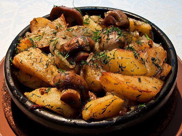 Картофель с грибами и свининой