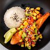 Фото к позиции меню Стейк из лосося с рисом и сальсой из манго и овощей