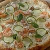 Фото к позиции меню Пицца с лососем, креветками и сливочным сыром