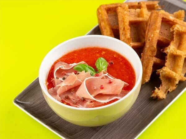 Холодный томатны суп-пюре с прошутто и ржаной вафлей