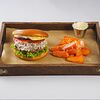Фото к позиции меню Бургер с котлетой из мраморной говядины и трюфельной пастой