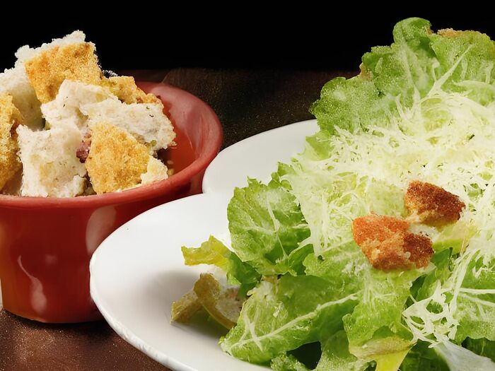 Комбо с салатом Цезарь четыре сыра и сырными палочками
