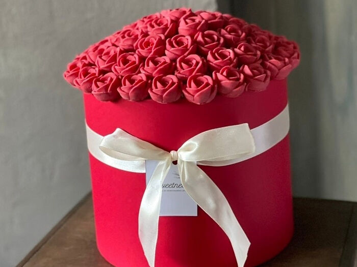 Шоколадные розы в шляпной коробке 55 роз