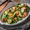 Фото к позиции меню Теплый салат с лососем и авокадо