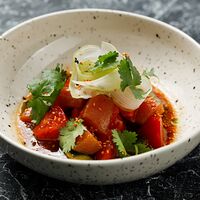 Севиче из тунца с томатами и кунжутом кимчи