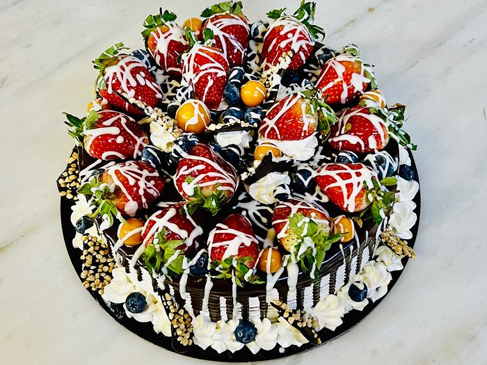 Торт праздничный с ягодами