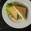 Фото к позиции меню Сэндвич с красной рыбой и авокадо