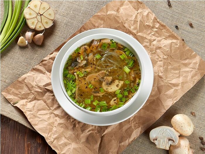 Суп-лапша с грибами и луком-порей