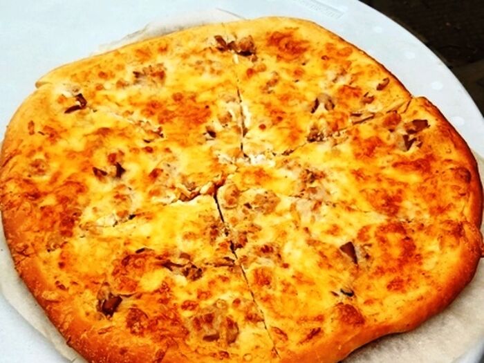 Пицца с курицей, грибами и сыром