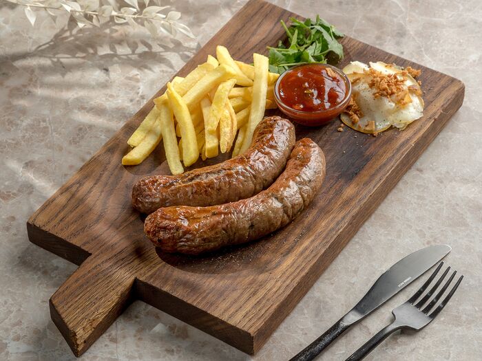 Колбаски баварские с картофелем фри и сыром скаморца