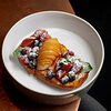 Фото к позиции меню Френч тост с сезонными ягодами и соленой карамелью