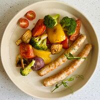 Колбаски из рубленой индейки с овощами гриль