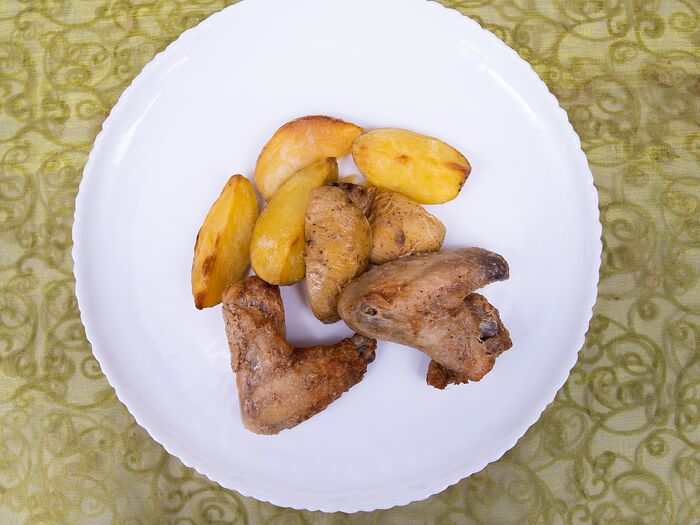 Куриные крылышки с печеным картофелем