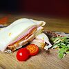 Фото к позиции меню Горячий бутерброд с докторской колбасой, томатами и сыром