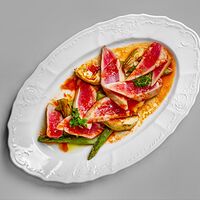 Стейк из тунца Tataki style с обжаренными артишоками, спаржей и соусом томатный понзу