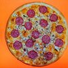 Фото к позиции меню Пицца с салями и курицей (томатная основа)