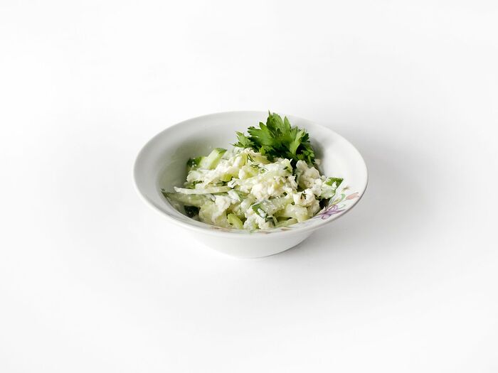 Легкий салат из сельдерея и огурца