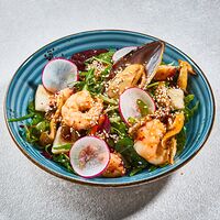 Салат с морепродуктами в азиатском стиле