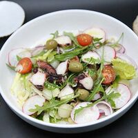 Средиземноморский салат с осьминогом