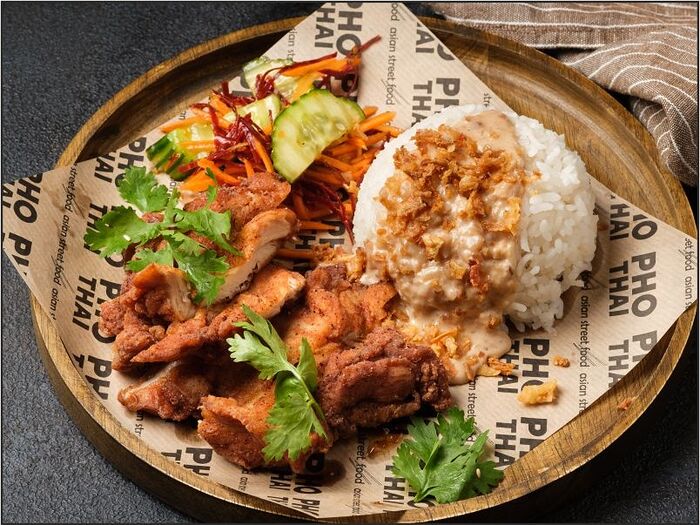 Курица в панировке с рисом и азиатским соусом