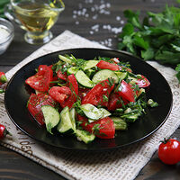 Салат со свежими овощами по-кавказски